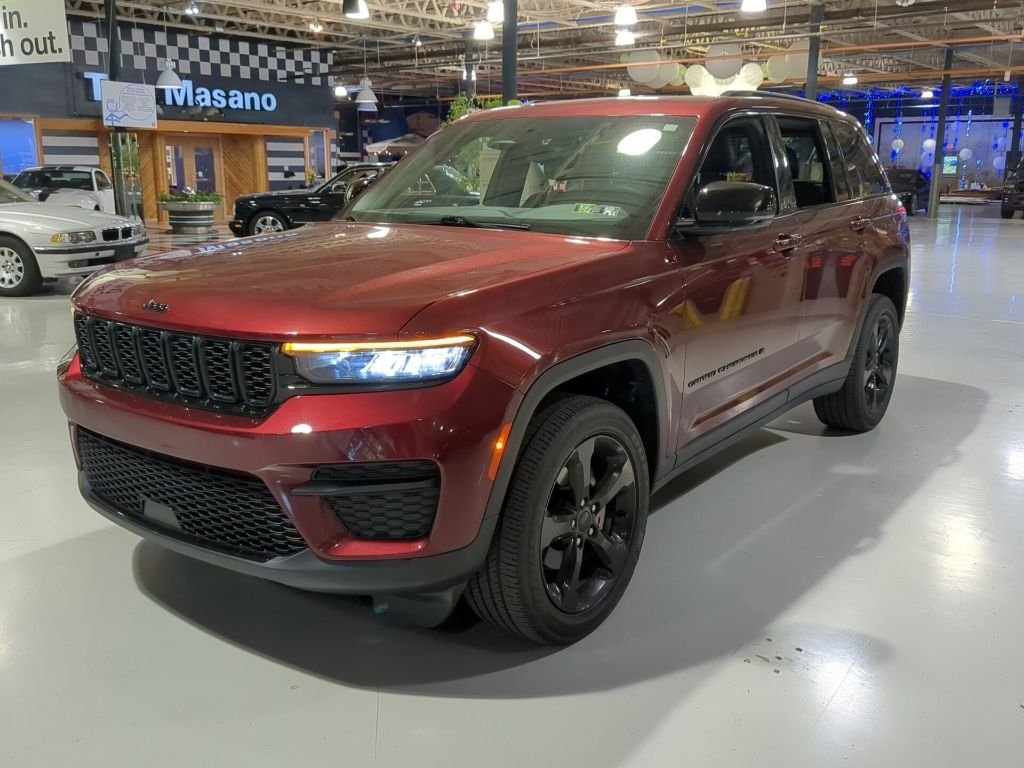 Used 2022 Red Jeep Altitude image 1