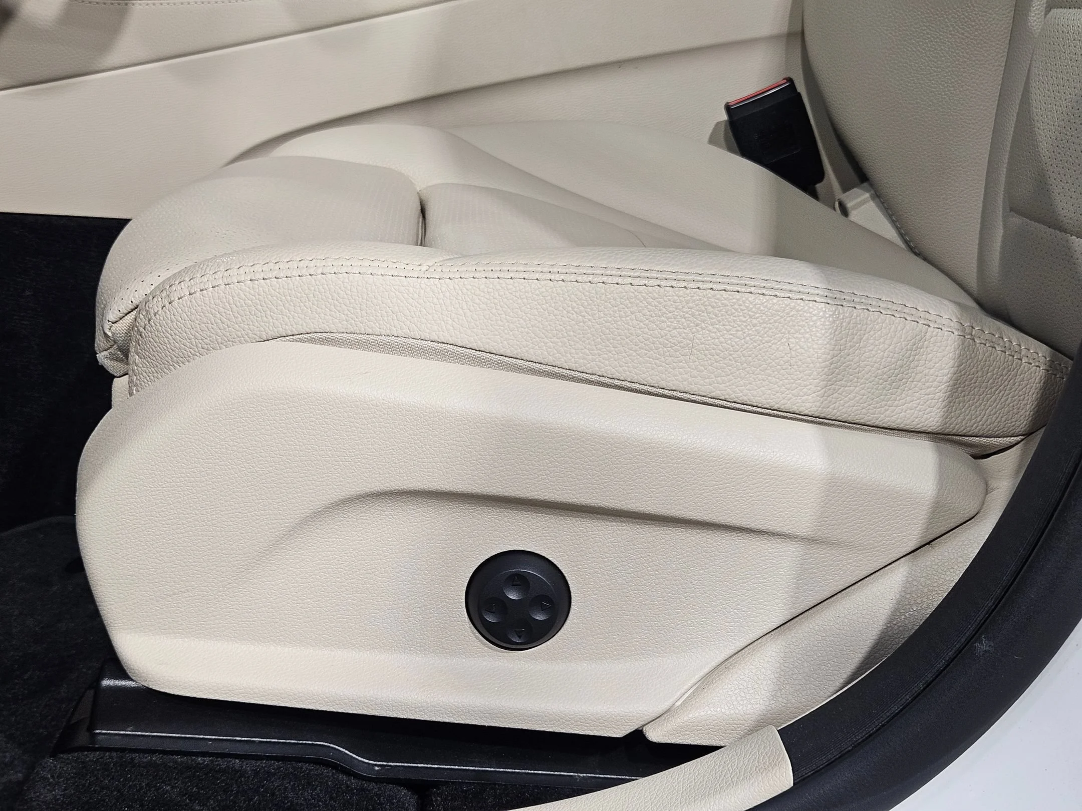 Used 2021 Polar White Mercedes-Benz GLC 300 image 23