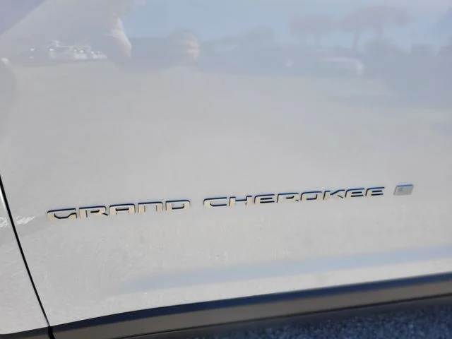 New 2025 Bright White Clear-Coat Exterior Paint Jeep Laredo image 3