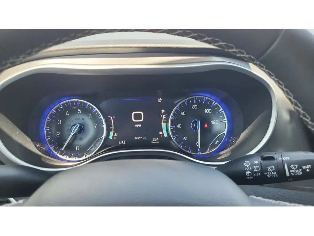 Used 2025 Bright White Clearcoat Chrysler Select image 14