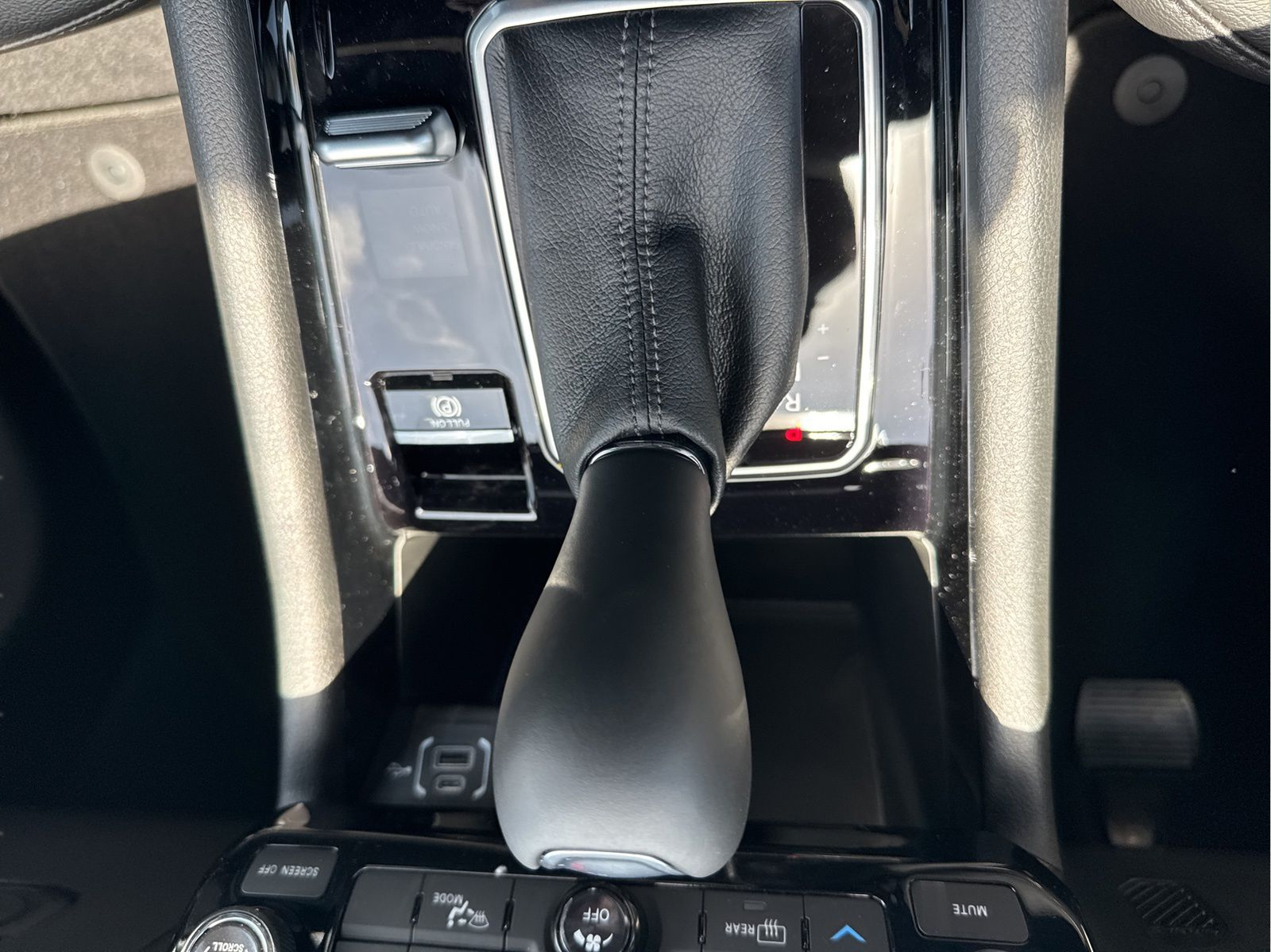 New 2026 Bright White Clearcoat Jeep Latitude image 28