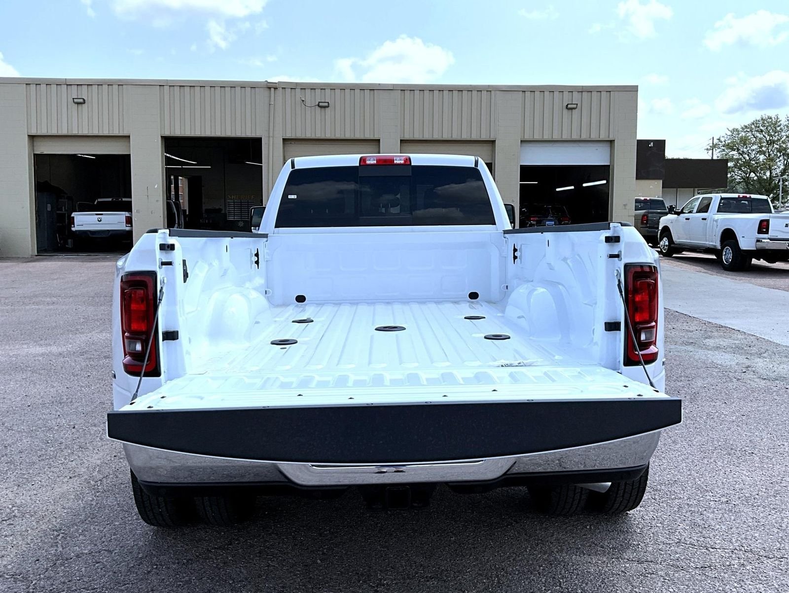 New 2026 Bright White Clear-Coat Exterior Paint RAM Tradesman image 9