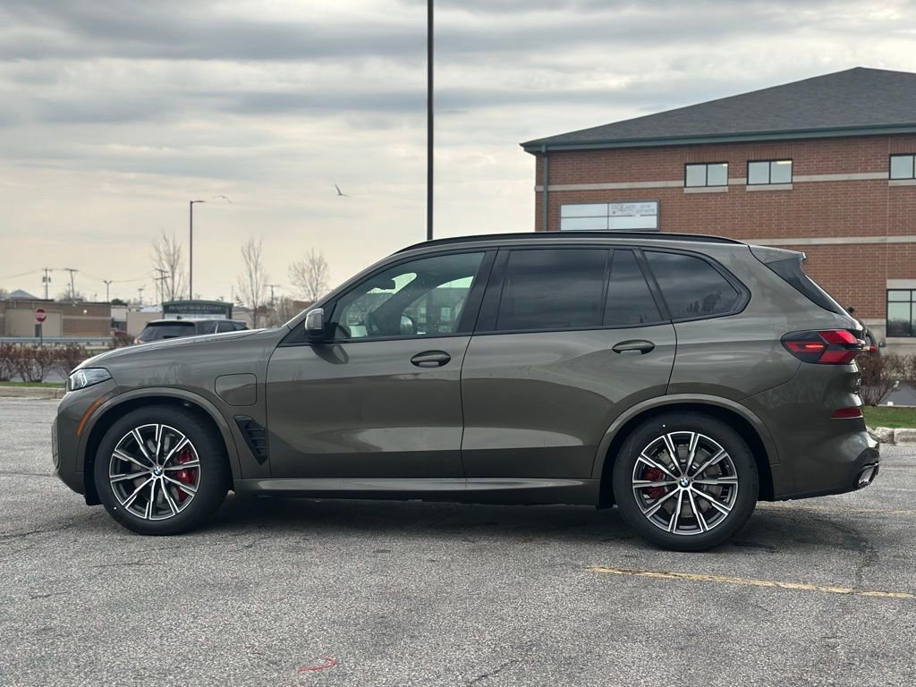 New 2026 Manhattan Green Metallic BMW xDrive50e image 4