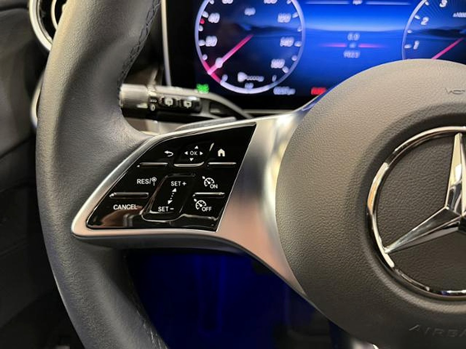 Certified Used 2025 Polar White Mercedes-Benz SUV image 17