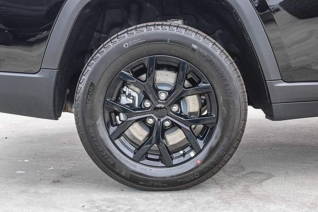 New 2026 Diamond Black Crystal Pearlcoat Jeep Altitude image 12