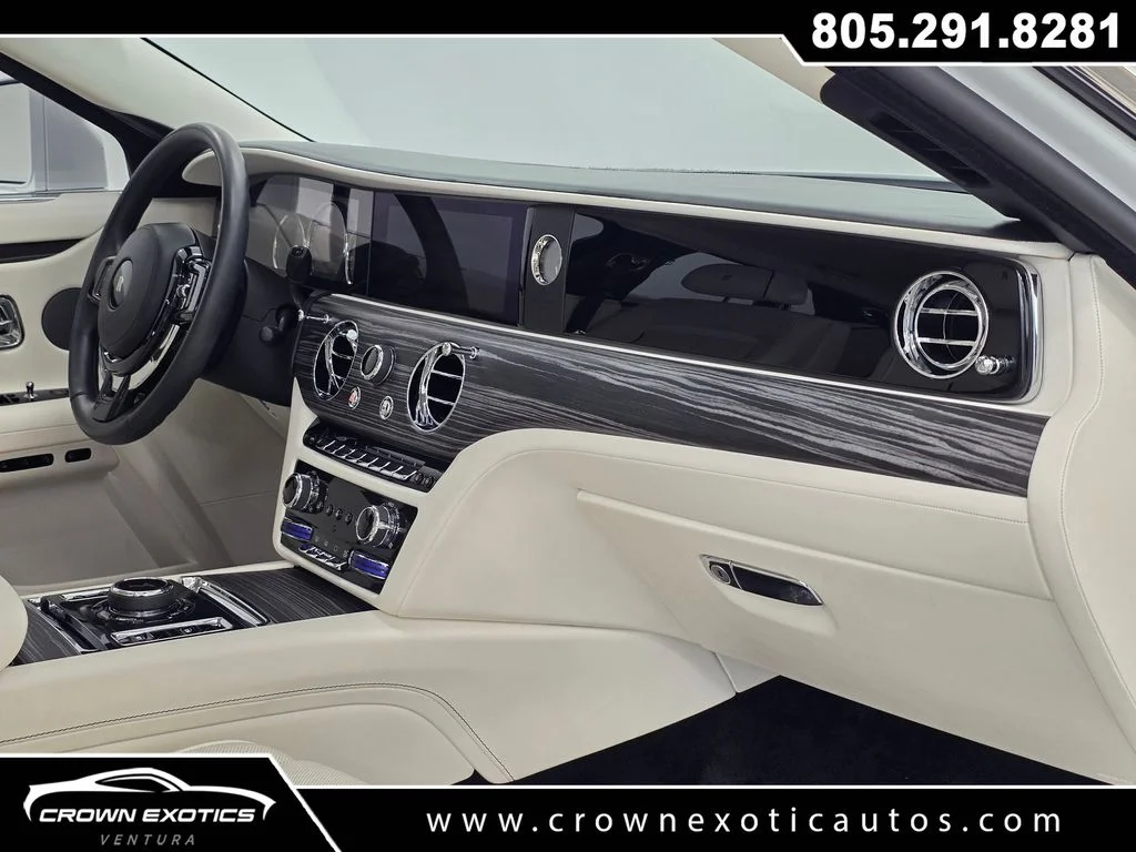 Used 2021  Rolls-Royce Base image 18