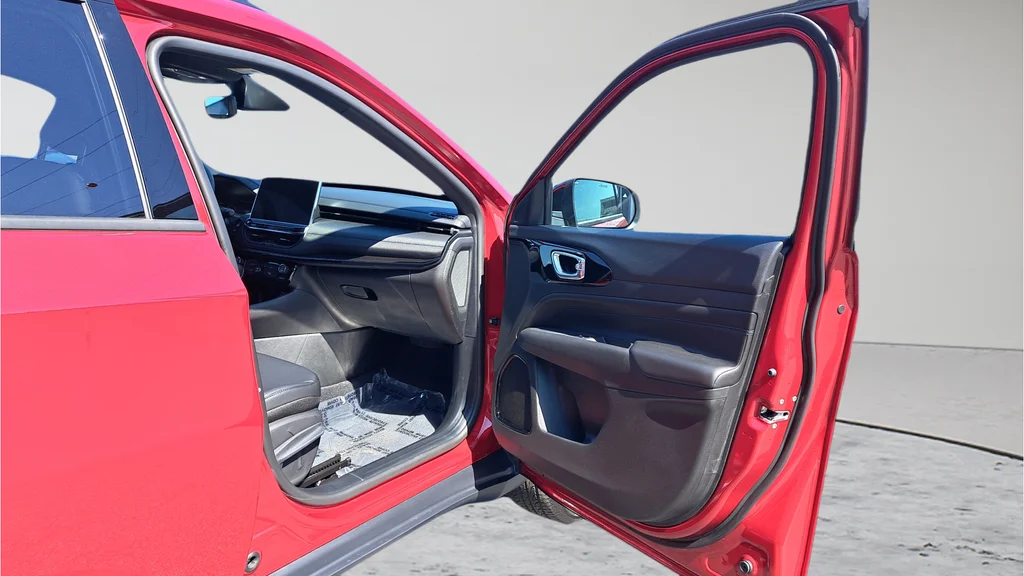 New 2026 Red Hot Pearlcoat Jeep Latitude image 15