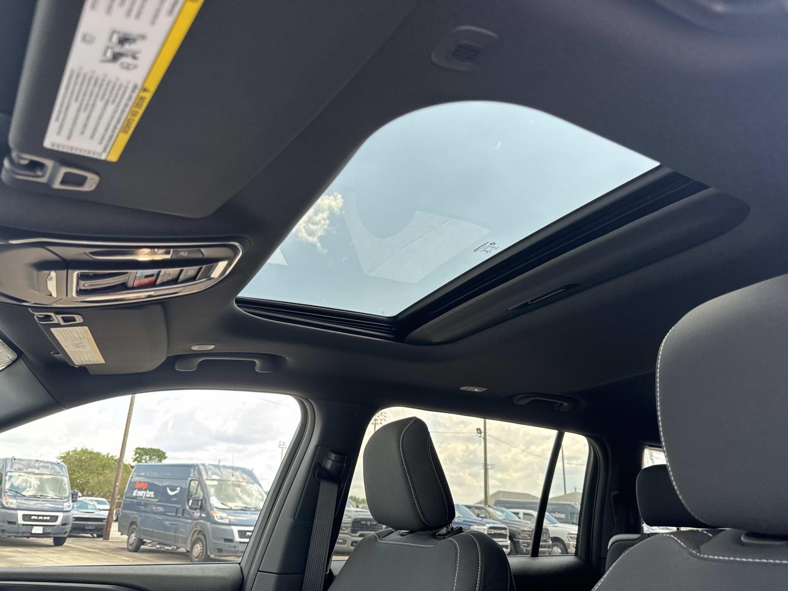 New 2026 Bright White Clear-Coat Exterior Paint Jeep Laredo X image 10