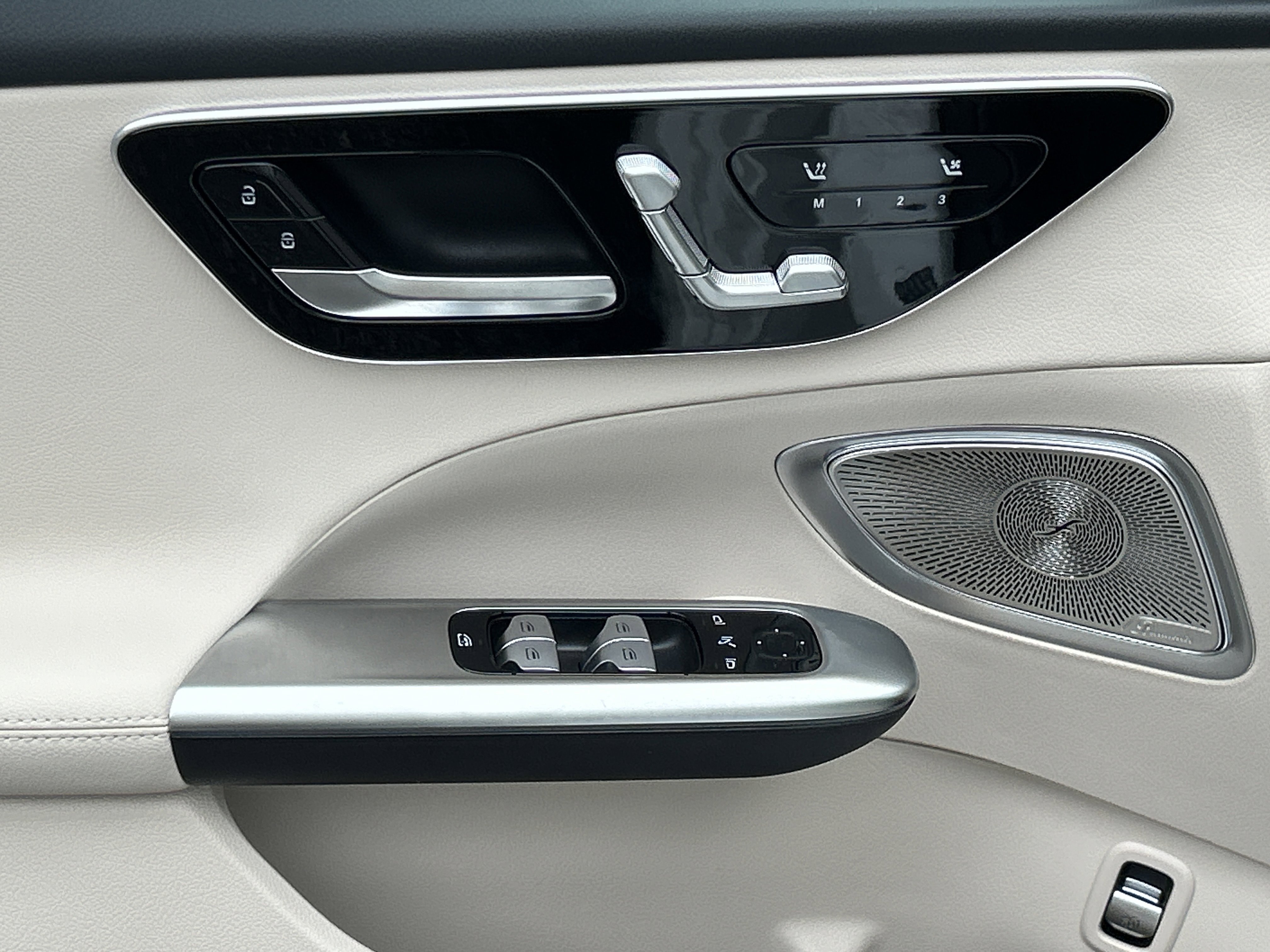 New 2026 MANUFAKTUR Moonlight White Metallic Mercedes-Benz C 300 Sedan image 18