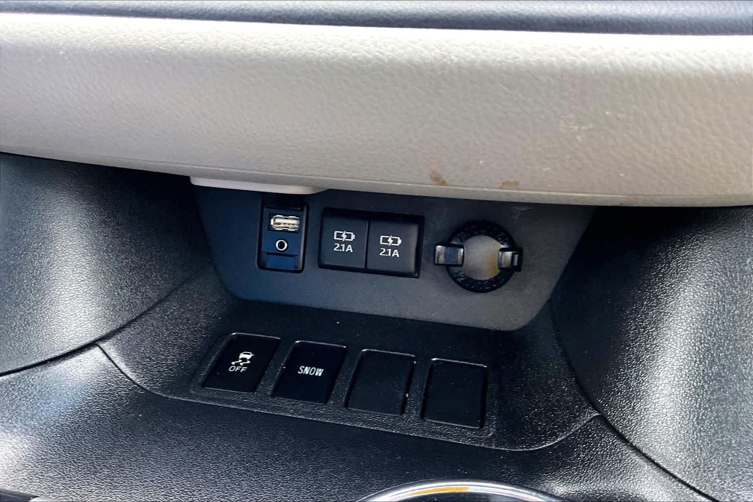 Used 2018 Blizzard Pearl Toyota XLE image 32