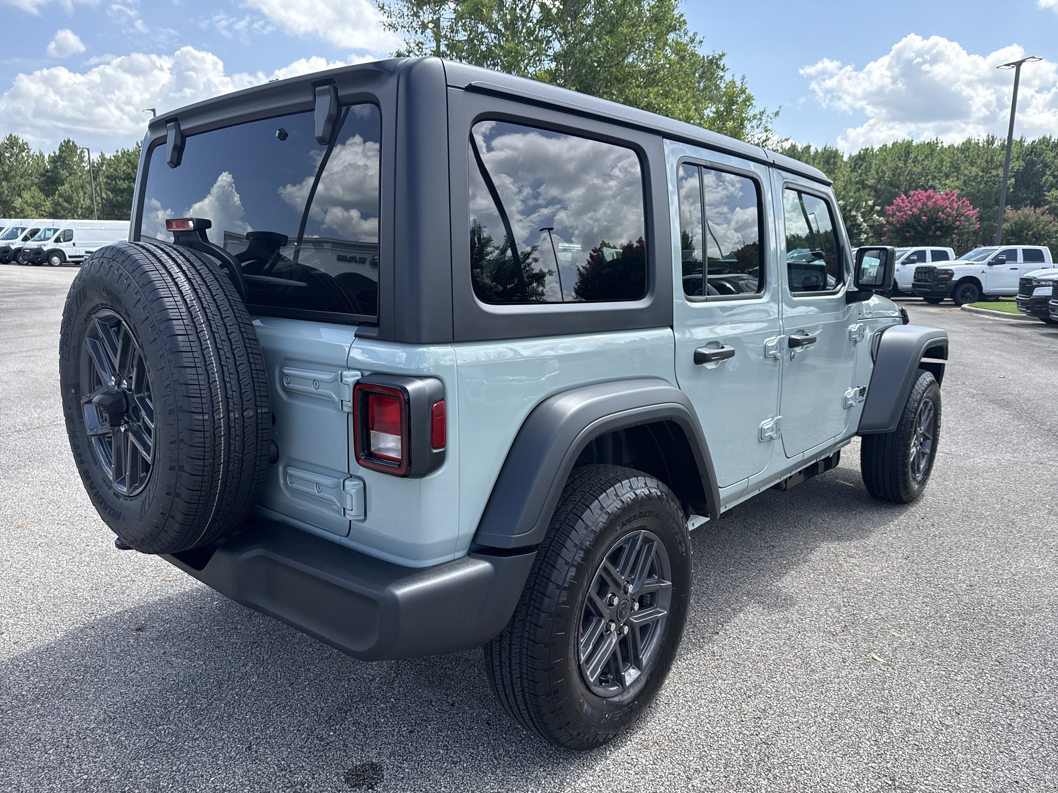 New 2026 Earl Clearcoat Jeep Sport S image 8