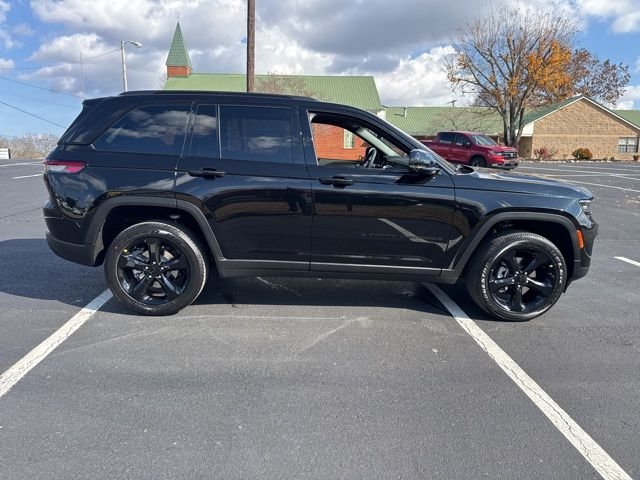 New 2025 Diamond Black Crystal Pearl-Coat Exterior Paint Jeep Altitude X image 8
