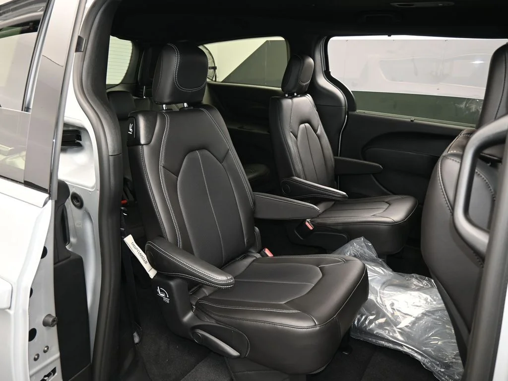 2026 Chrysler Voyager LX - Photo 38