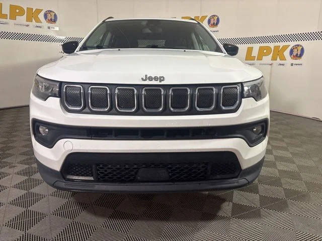 Used 2022 Bright White Clearcoat Jeep Latitude image 16