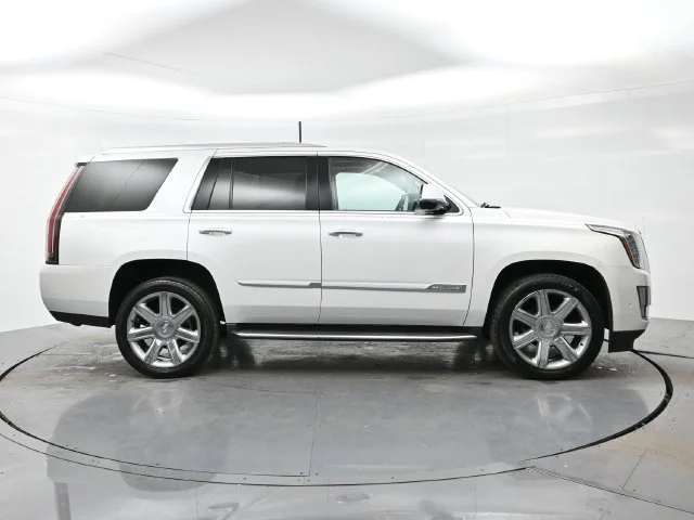 Used 2018 CRYSTAL WHITE TRICOAT Cadillac Luxury image 8
