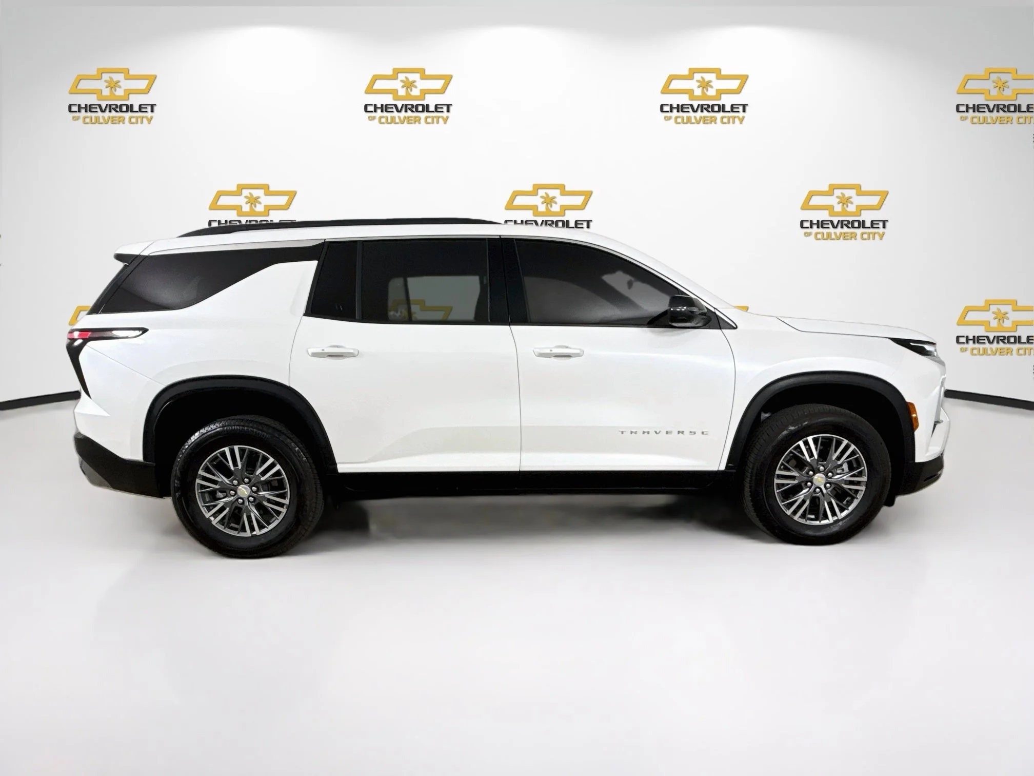 Used 2025 Iridescent Pearl Tricoat Chevrolet LT image 9
