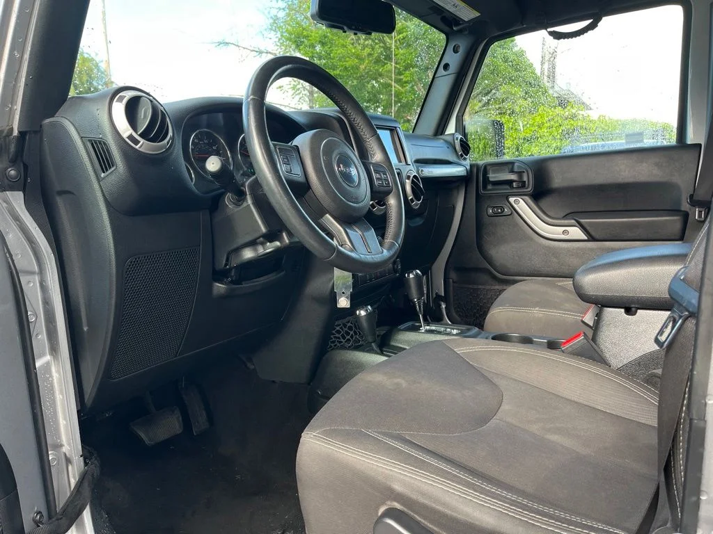 Used 2018 Silver Jeep Unlimited Sahara image 10