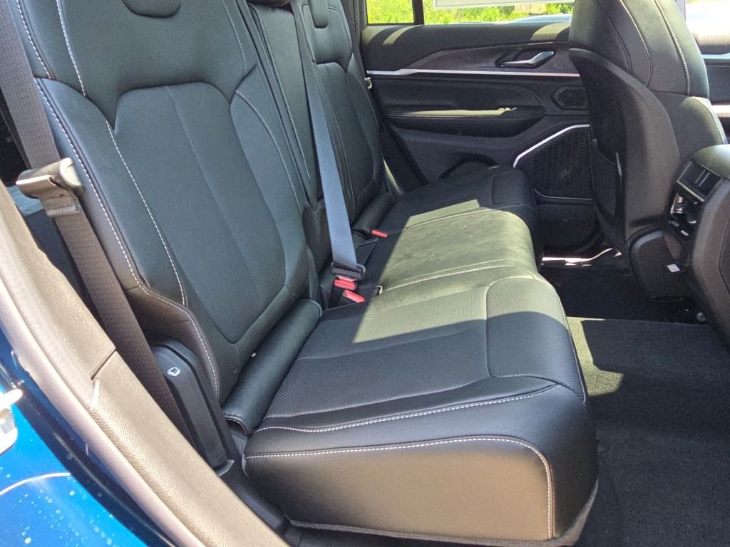 New 2026 Fathom Blue Pearl-Coat Exterior Paint Jeep Limited Reserve image 9