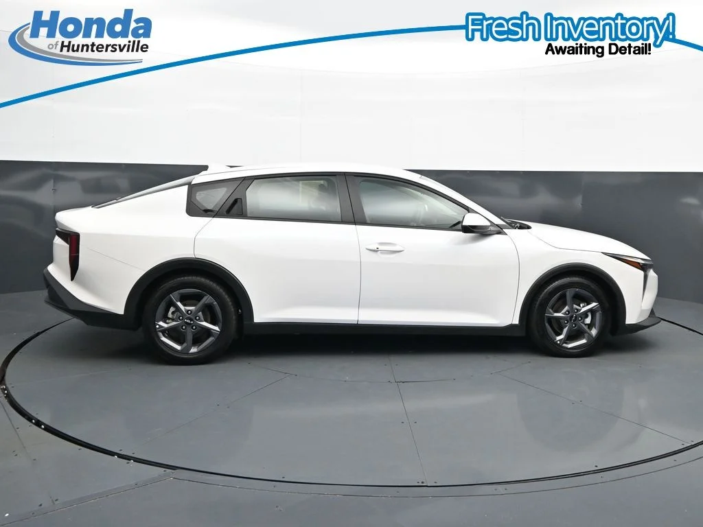 2025 Kia K4 LXS - Photo 11