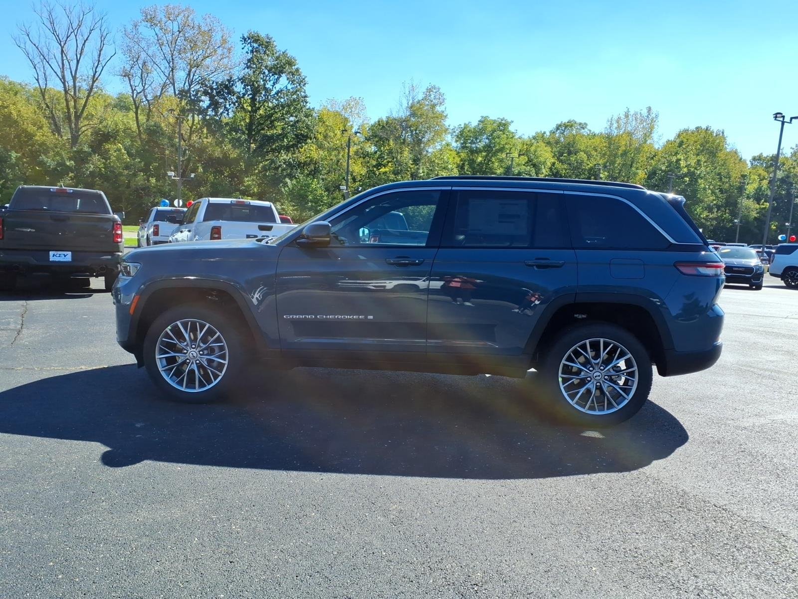 New 2027 Steel Blue Paint Jeep Limited image 4