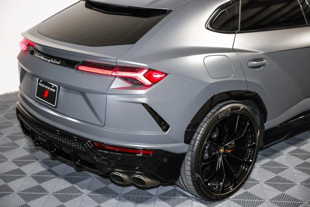 Used 2022  Lamborghini  image 6