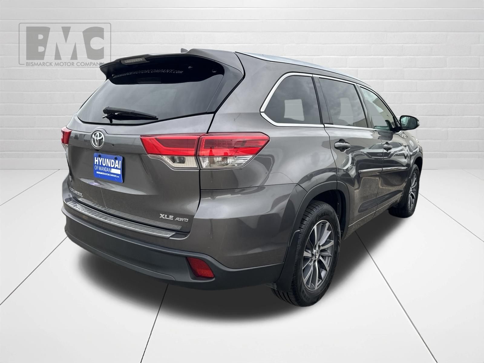 Used 2017  Toyota XLE image 3