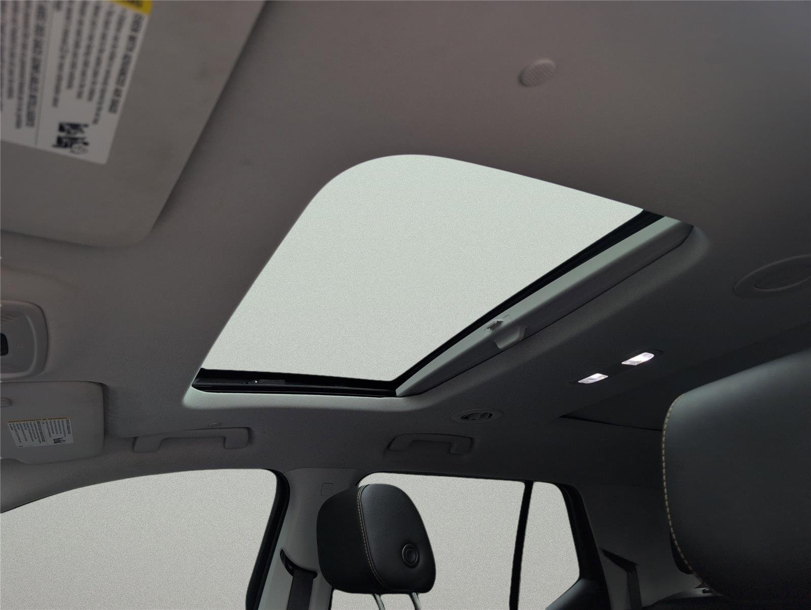 Used 2021 Iridescent Pearl Tricoat Chevrolet Premier image 13