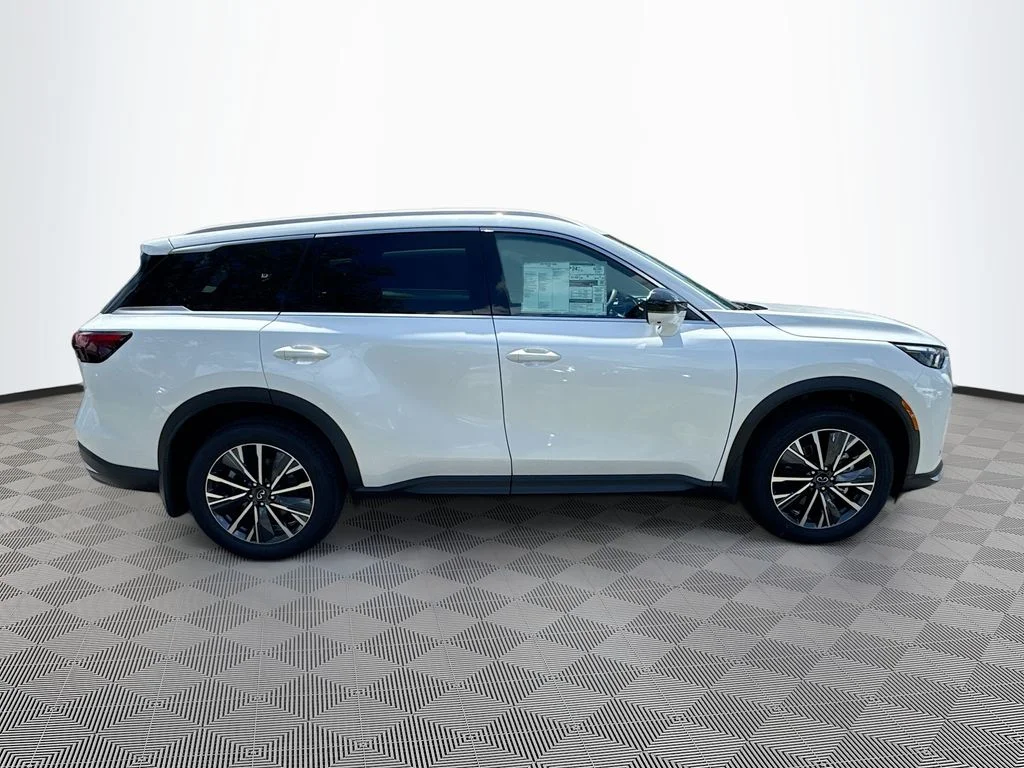 New 2027 RADIANT WHITE INFINITI Luxe FWD image 4