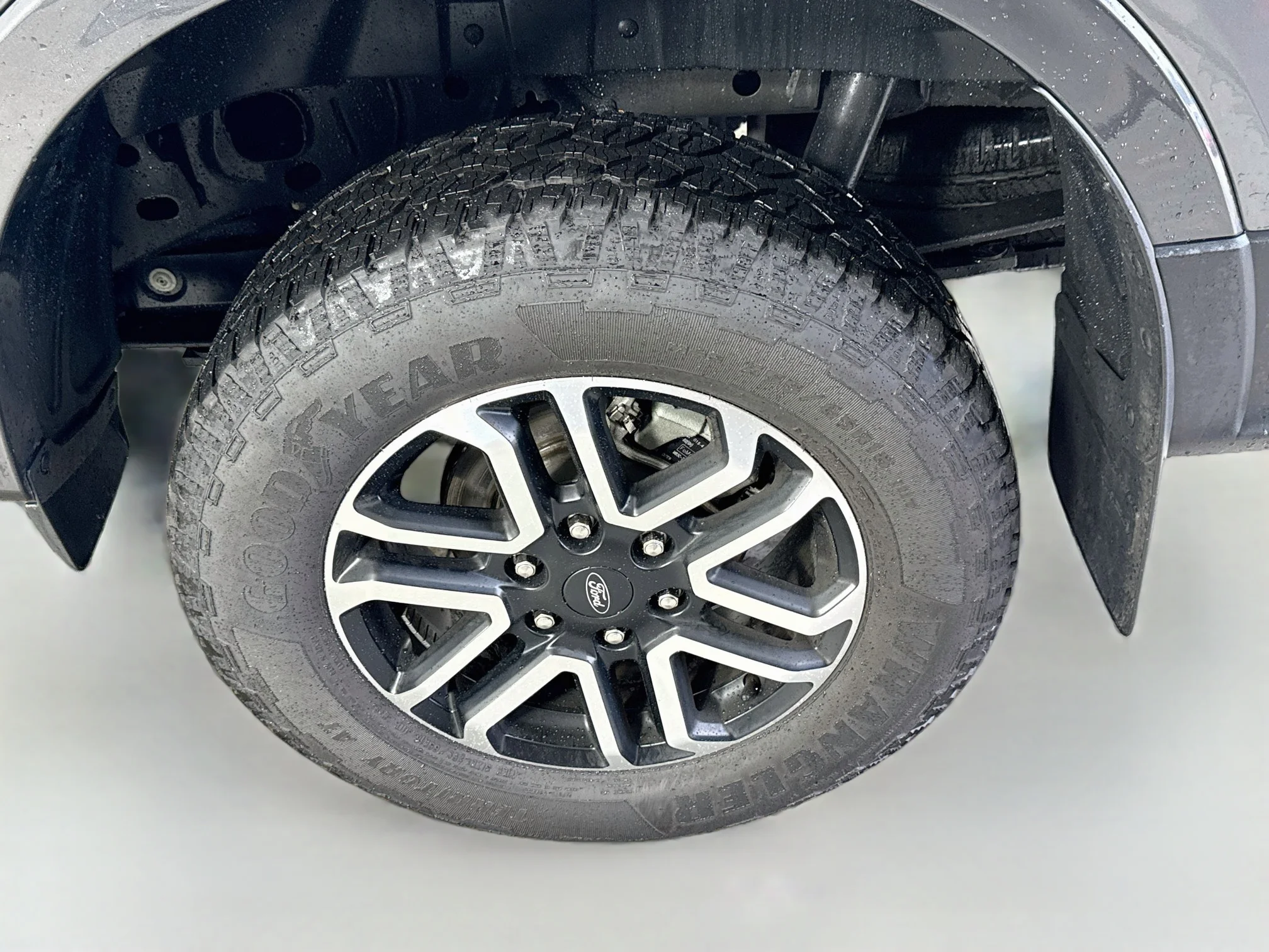 Used 2024 Carbonized Gray Metallic Ford LARIAT image 32