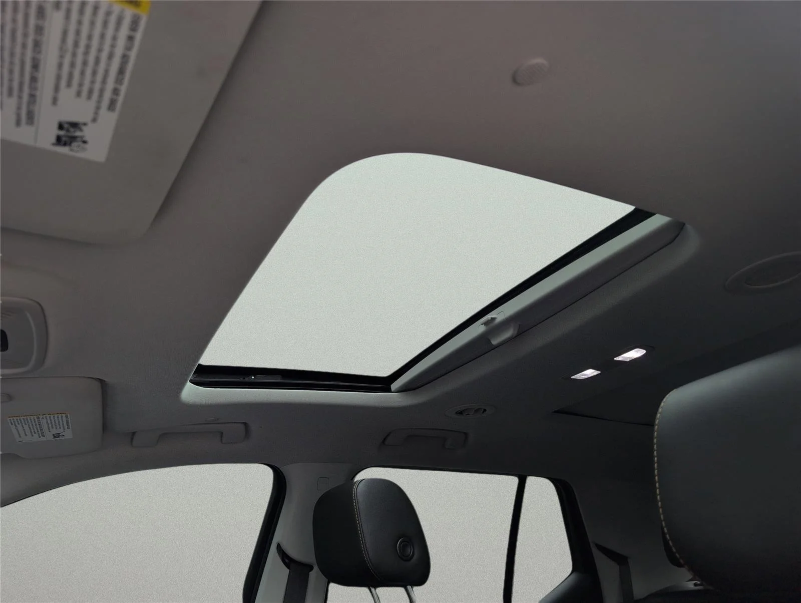 Used 2021 Iridescent Pearl Tricoat Chevrolet Premier image 13