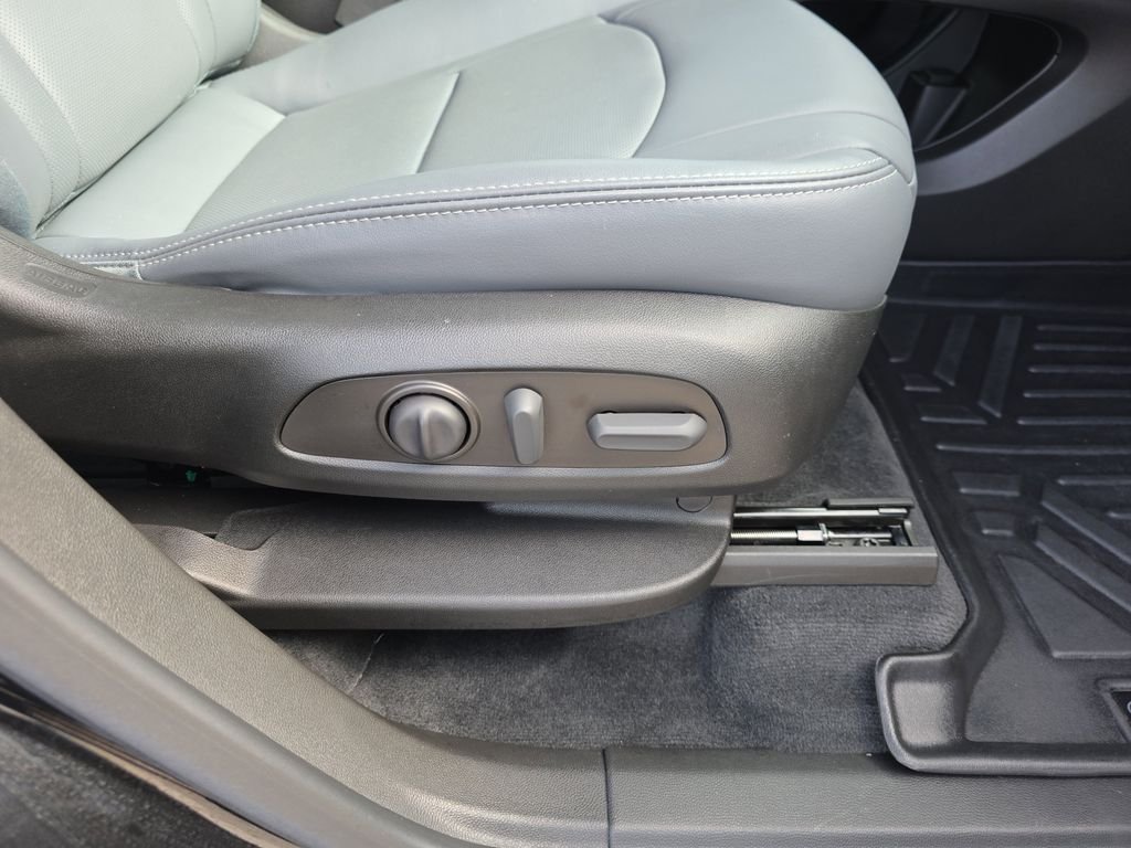 Used 2023 Black Buick Essence image 38