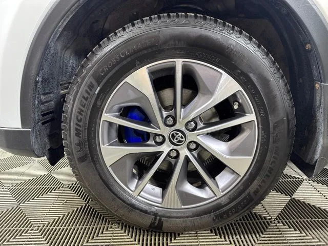 Used 2018 Super White Toyota XLE image 10