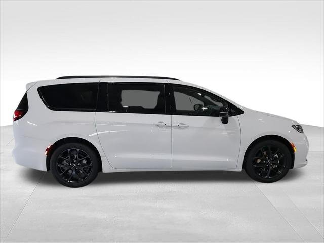 New 2026 Bright White Clear-Coat Exterior Paint Chrysler Limited image 10