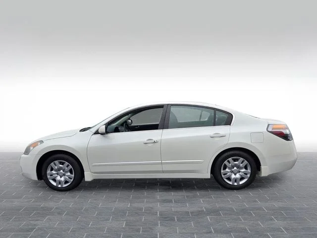 Used 2009 White Nissan 2.5 S image 4