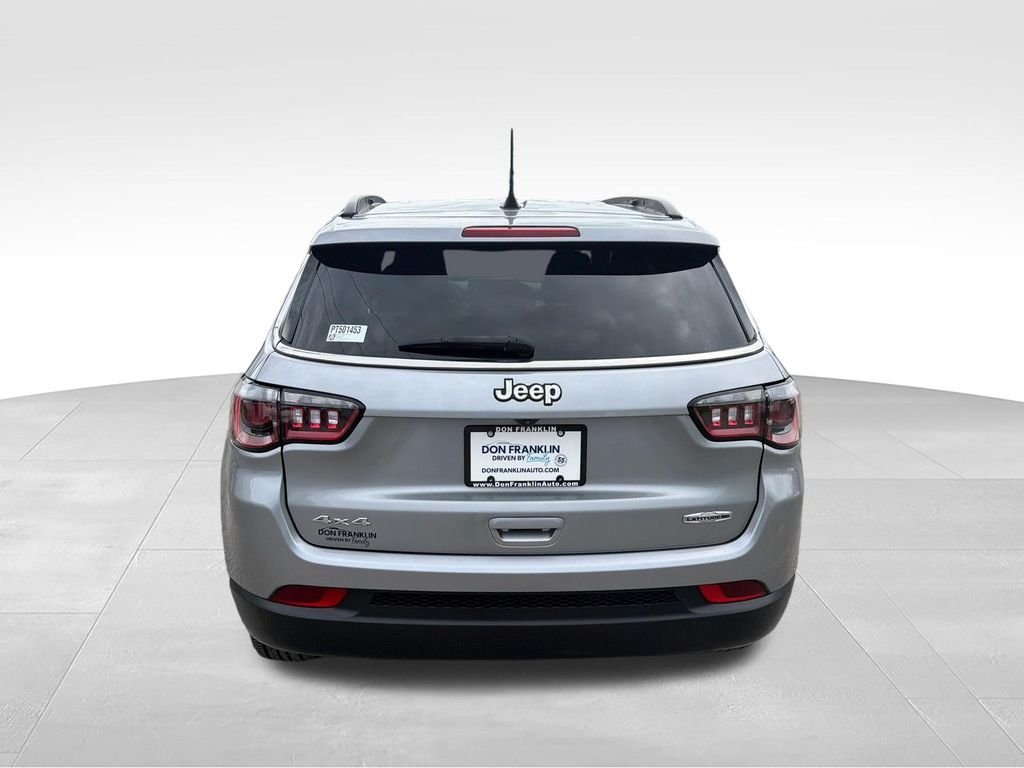 Used 2023 Silver Jeep Latitude Lux image 4