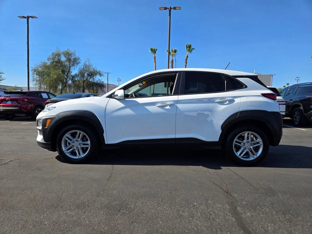 Used 2021 Lunar White Hyundai SE image 3