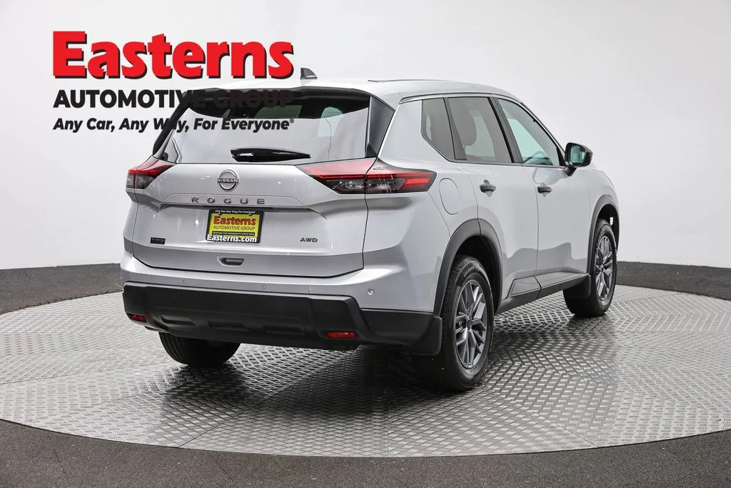 Used 2024 Silver Nissan S image 5