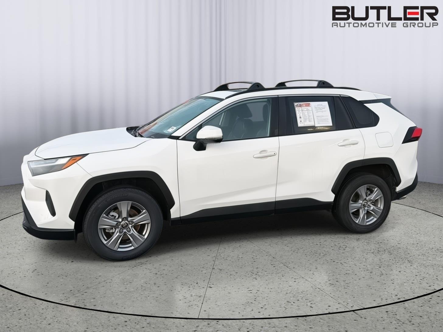 Used 2022 White Toyota XLE image 3