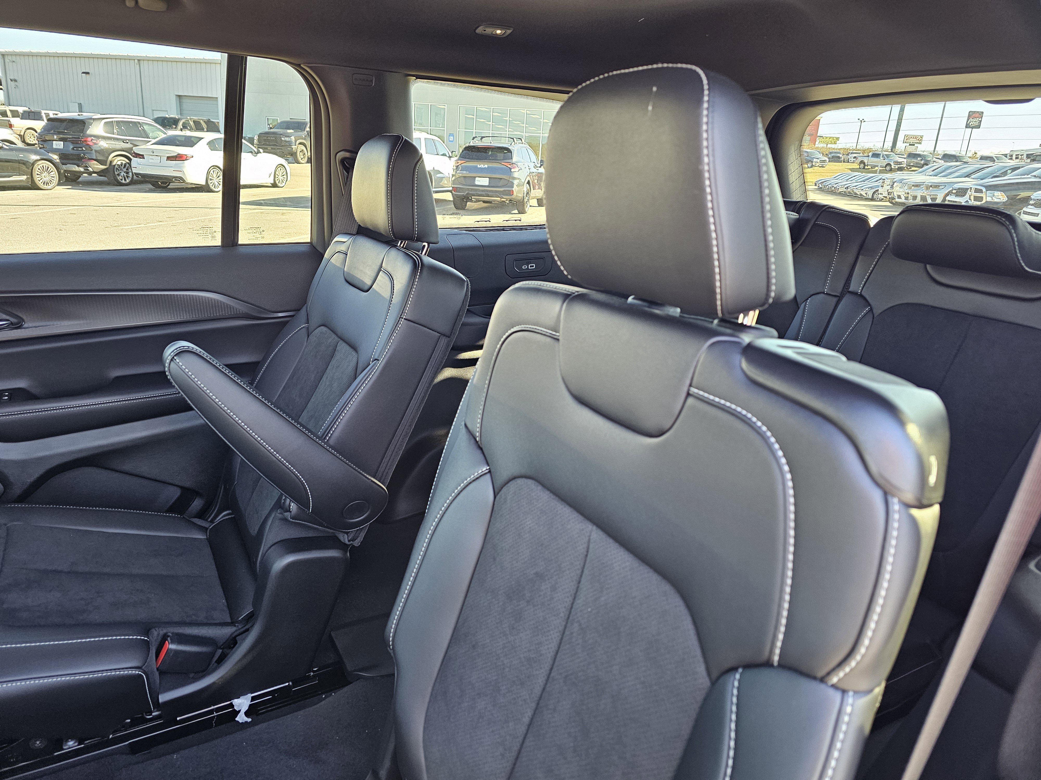New 2025 Baltic Gray Metallic Clearcoat Jeep Altitude X image 32