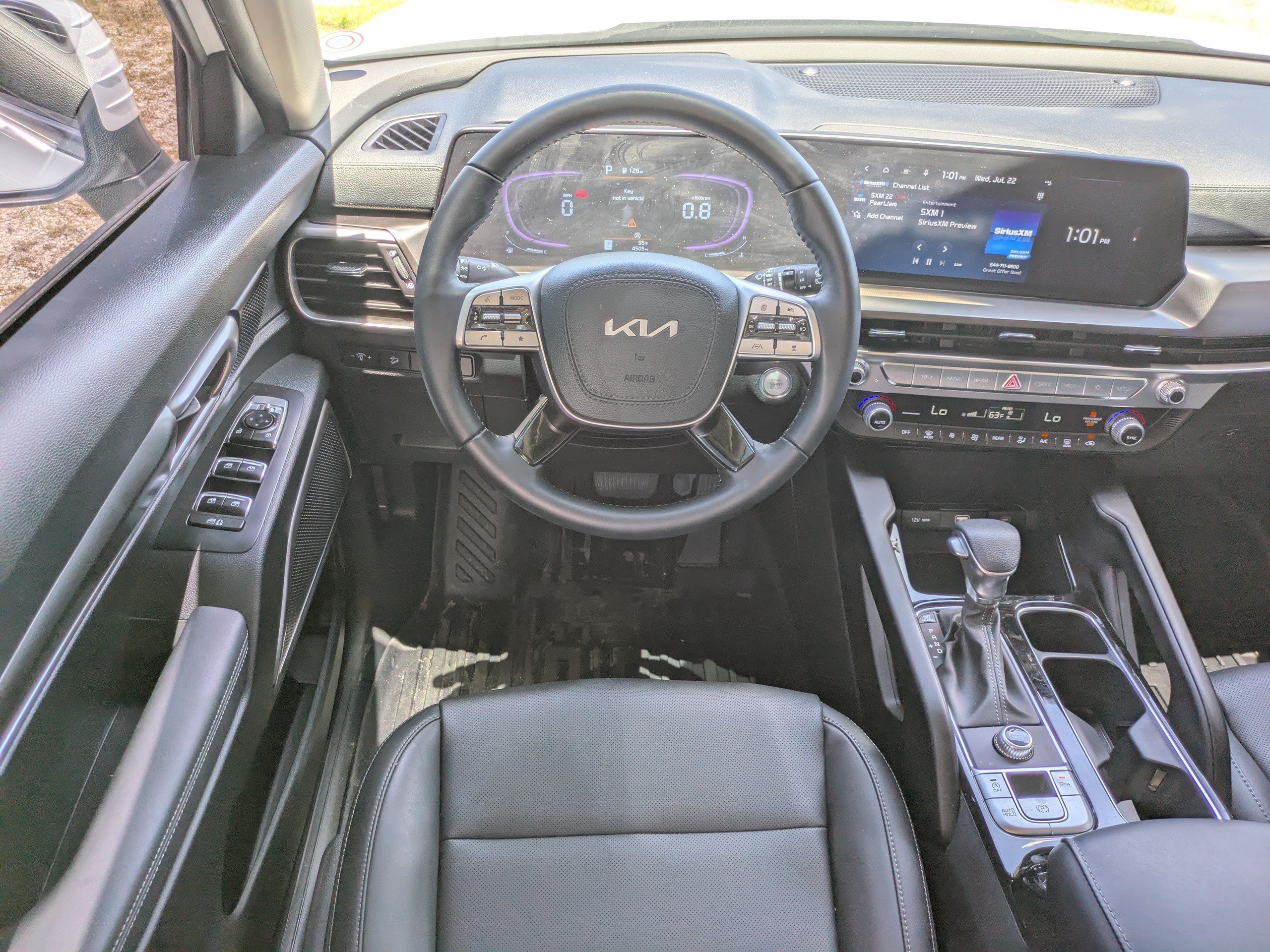 Used 2025 Glacial White Pearl Kia LX image 14