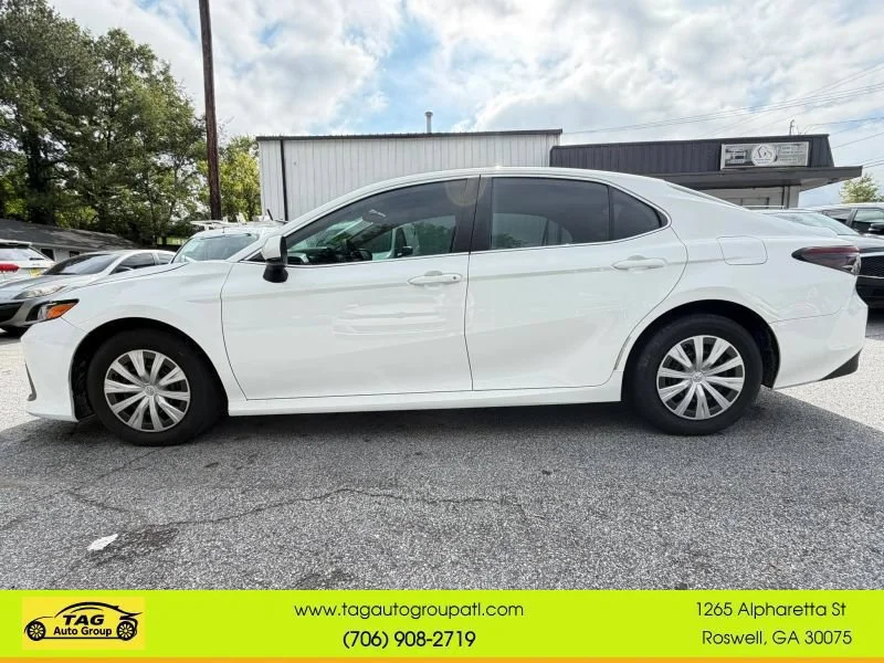 Used 2022 White Toyota LE image 9