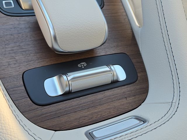 New 2026 MANUFAKTUR Moonlight White Metallic Mercedes-Benz GLS450 image 16