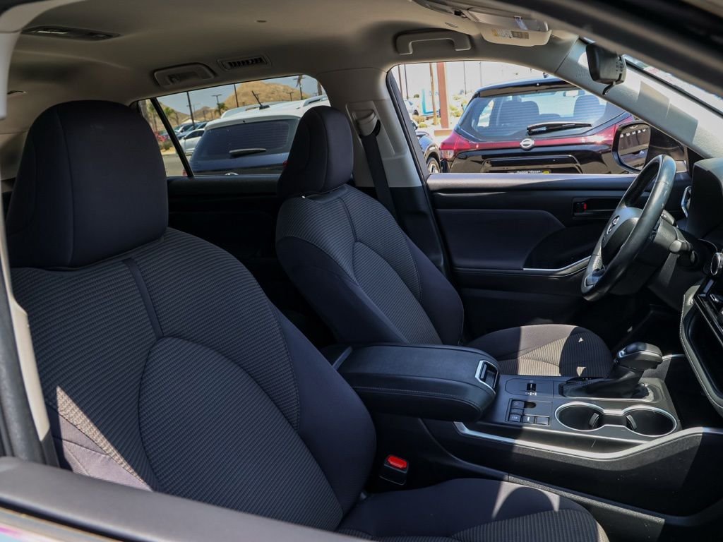 2024 Toyota Highlander LE - Photo 19