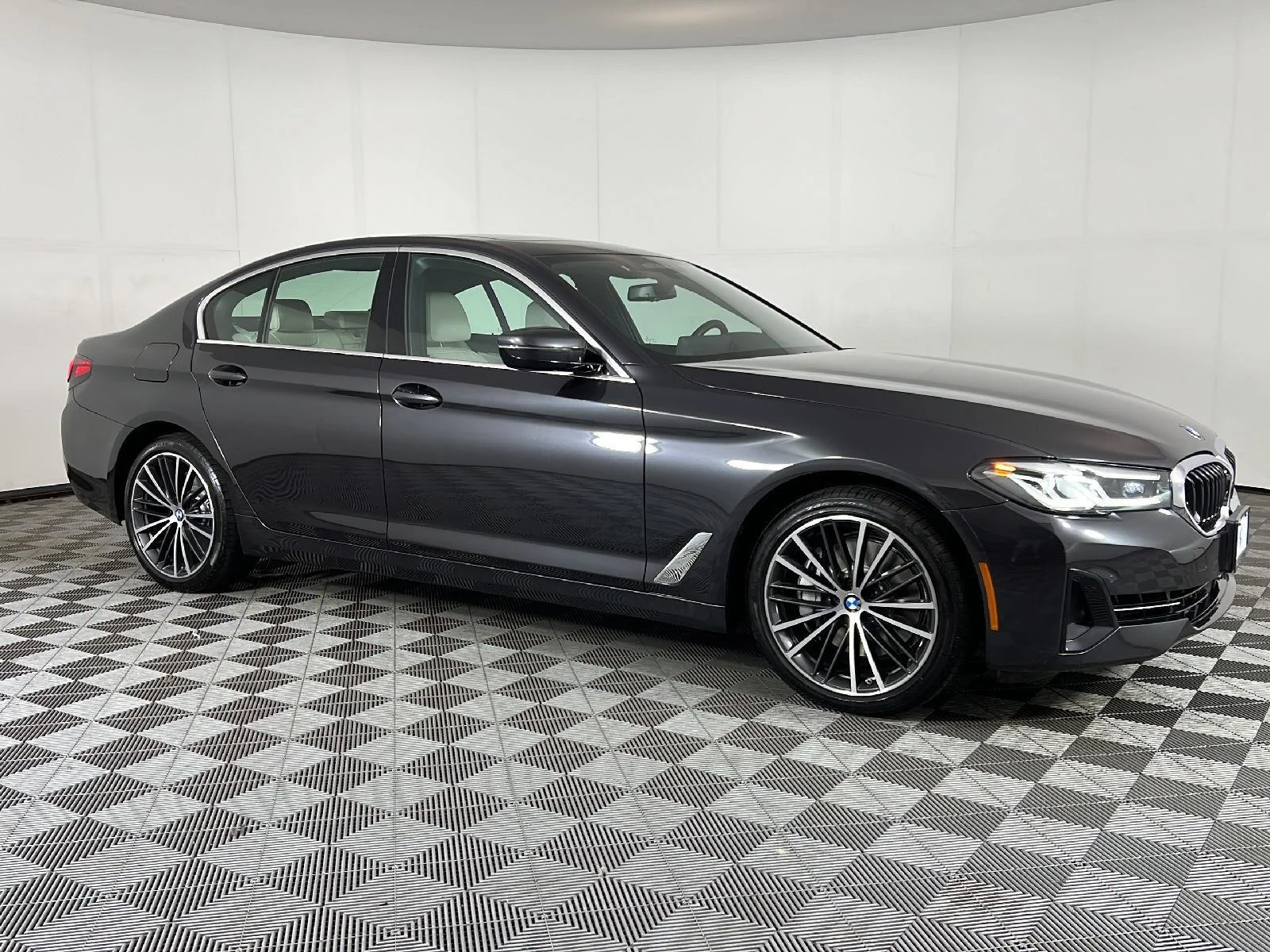 Used 2022 Dark Graphite Metallic BMW 540i xDrive image 3