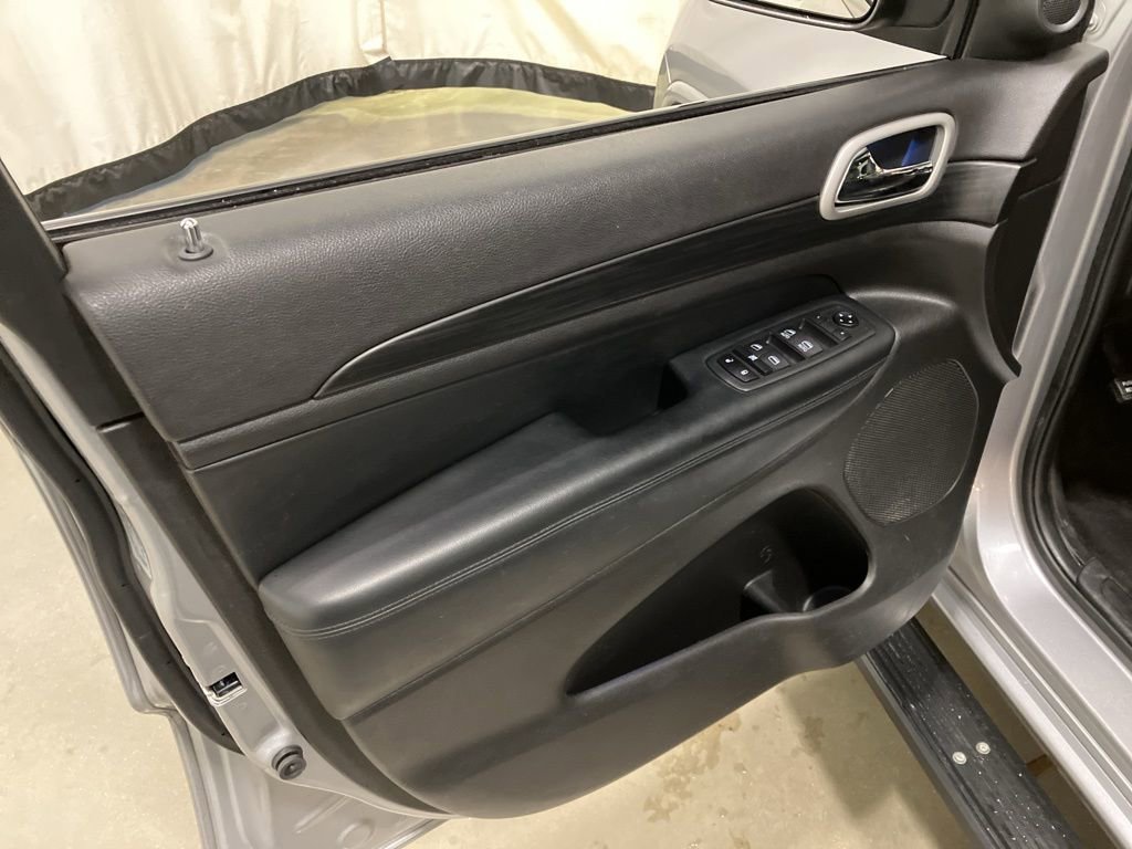 Used 2020 Billet Silver Metallic Clearcoat Jeep Altitude image 9