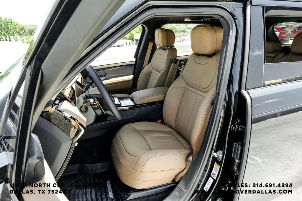 New 2026 Santorini Black Metallic Land Rover SE image 31