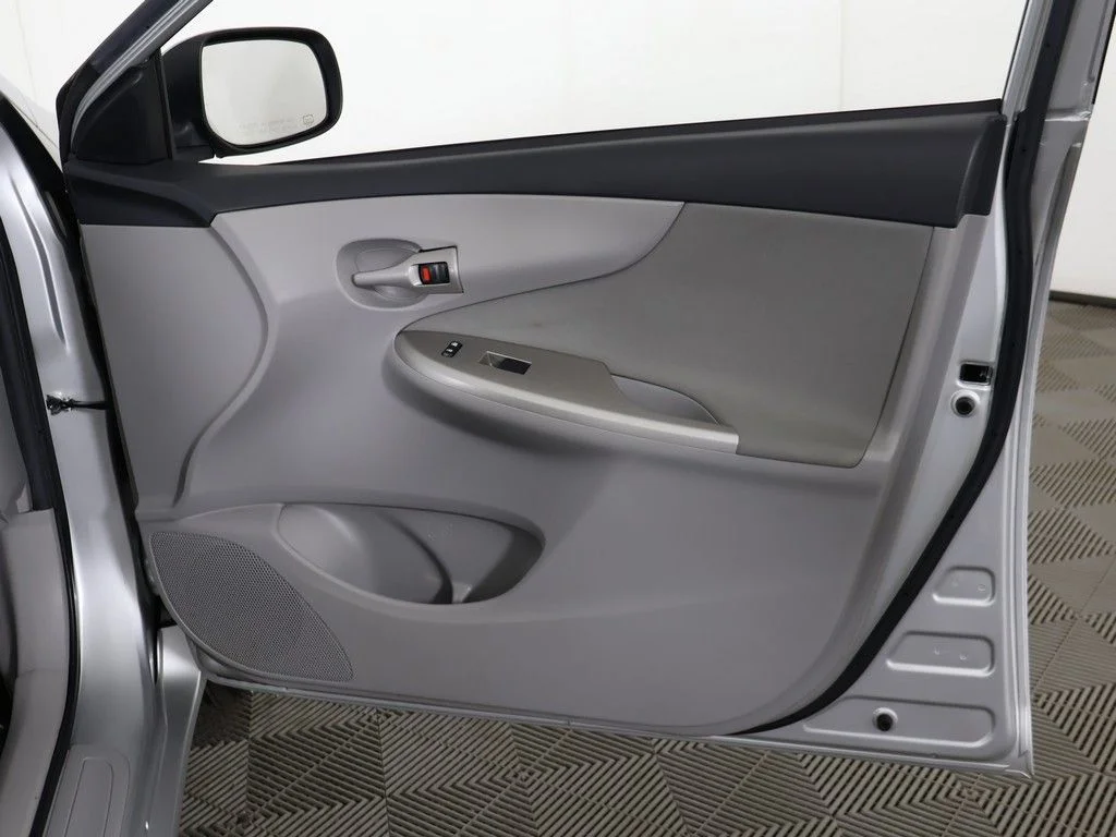 Used 2011 Silver Toyota LE image 18