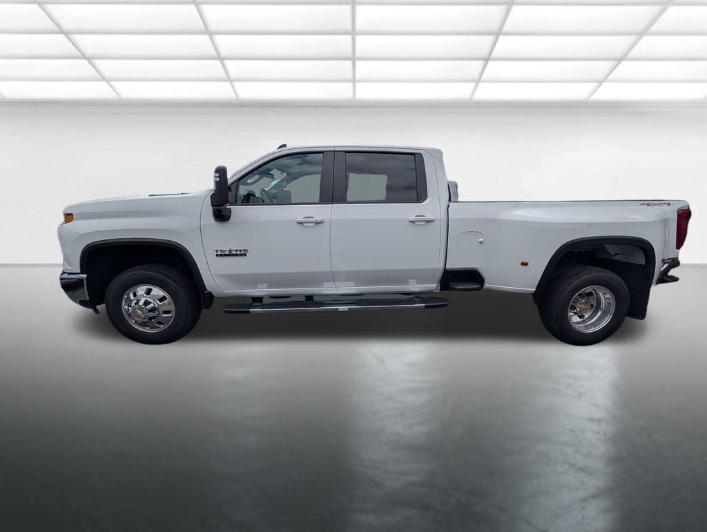 New 2026 Summit White Chevrolet LT DRW image 33