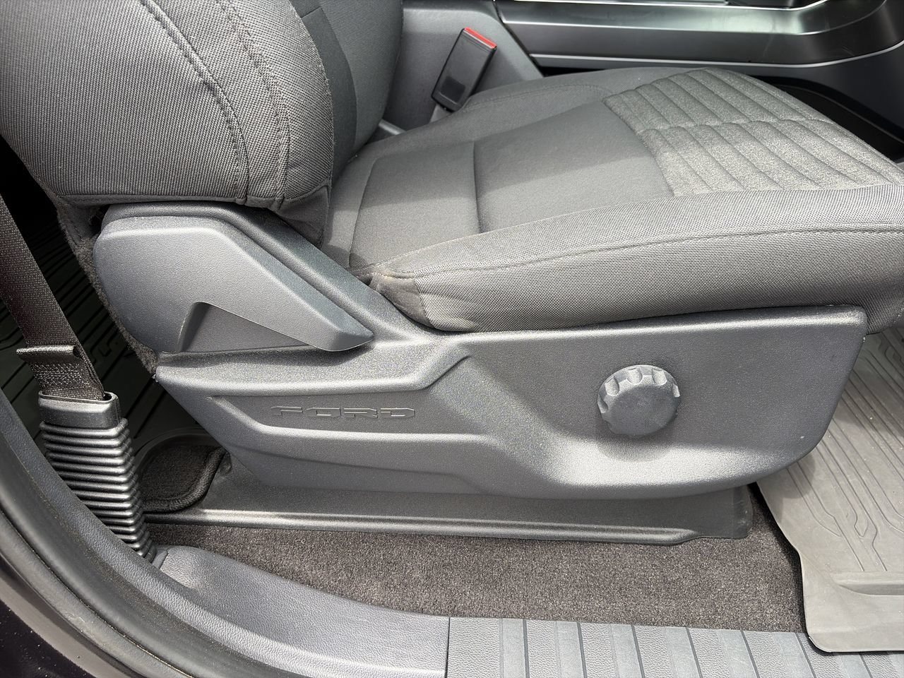 Used 2022 Agate Black Metallic Ford LARIAT image 33