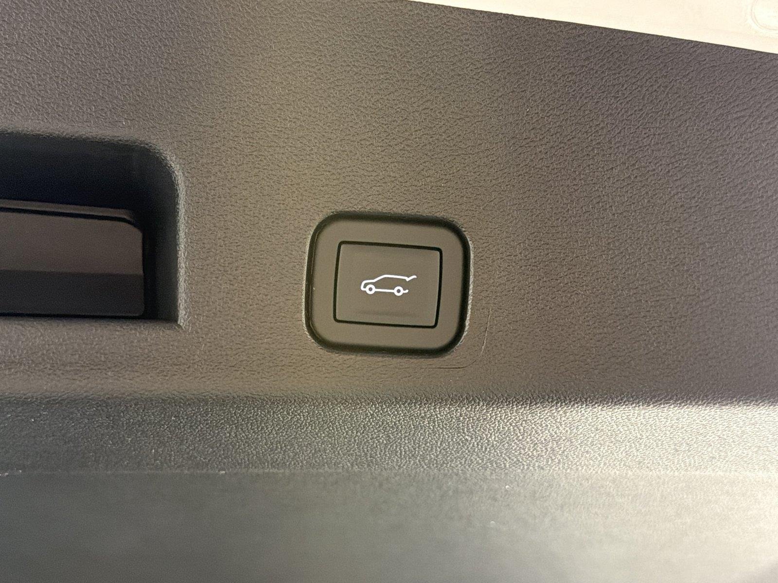 New 2027 Summit White GMC Elevation image 18